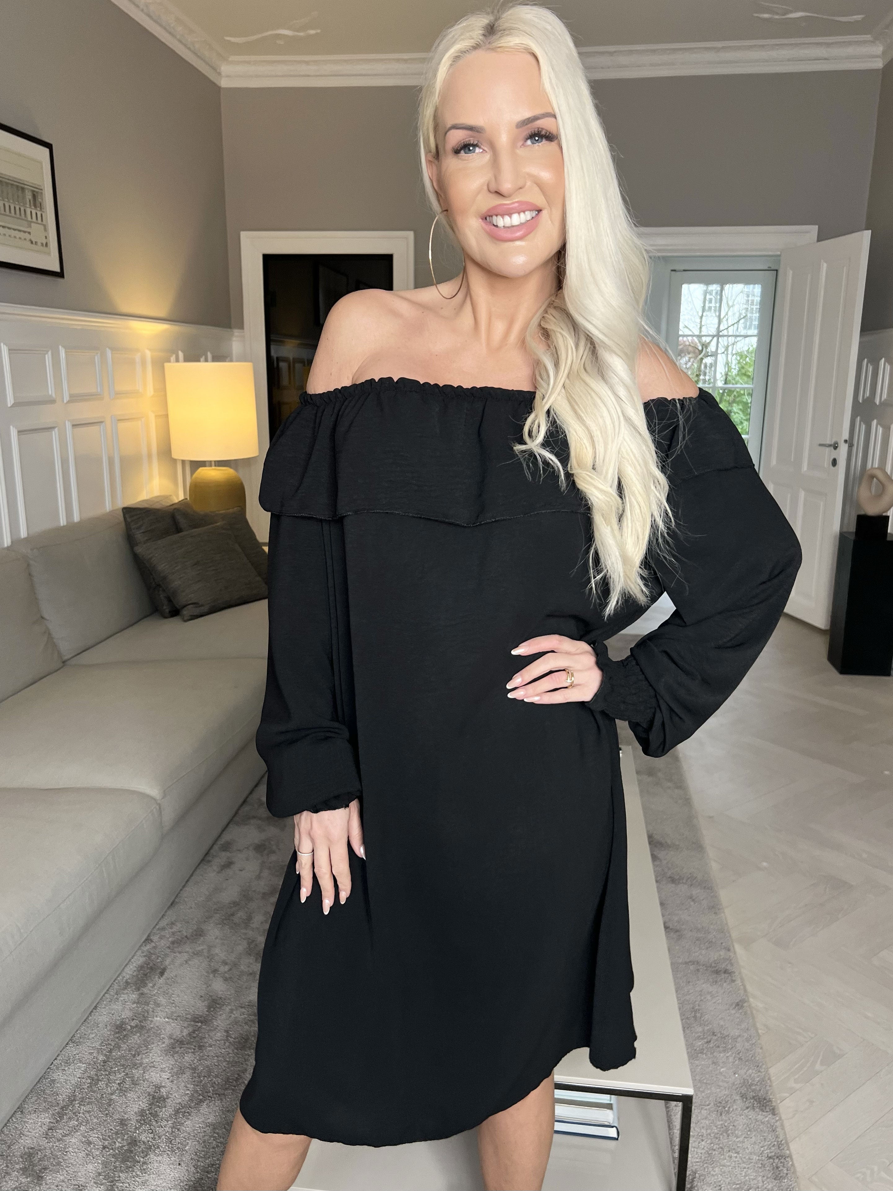 Elpida - Sød kjole med flæsekant og smock ved ærmet